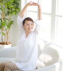 背伸びをする女性