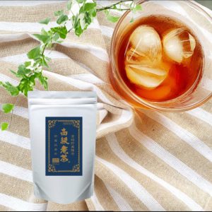 グラスに入った氷が浮いている高級老茶